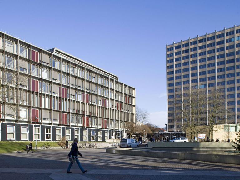 Universität Hamburg mit dem so genannten Philosophenturm (rechts) - das Lehrgebäude ist derzeit gesperrt.