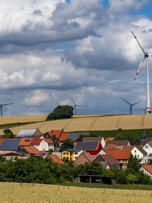 Windkraftwerke oberhalb der Ortschaft Gembeck, Ortsteil, der Gemeinde Twistetal im nordhessischen Landkreis Waldeck-Frankenberg, Hessen, Deutschland