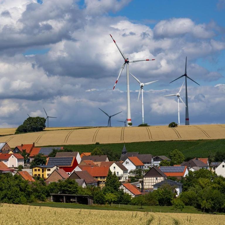 Ort mit vielen Photovoltaik Anlagen auf den Hausdächern, Windkraftwerke oberhalb der Ortschaft, Gembeck, Ortsteil, der Gemeinde Twistetal im nordhessischen Landkreis Waldeck-Frankenberg, Hessen, Deutschland, Windenergie *** Place with many photovoltaic plants on the roofs of houses, wind power plants above the village, Gembeck, district, the municipality Twistetal in the north Hessian district Waldeck Frankenberg, Hesse, Germany, wind energy 