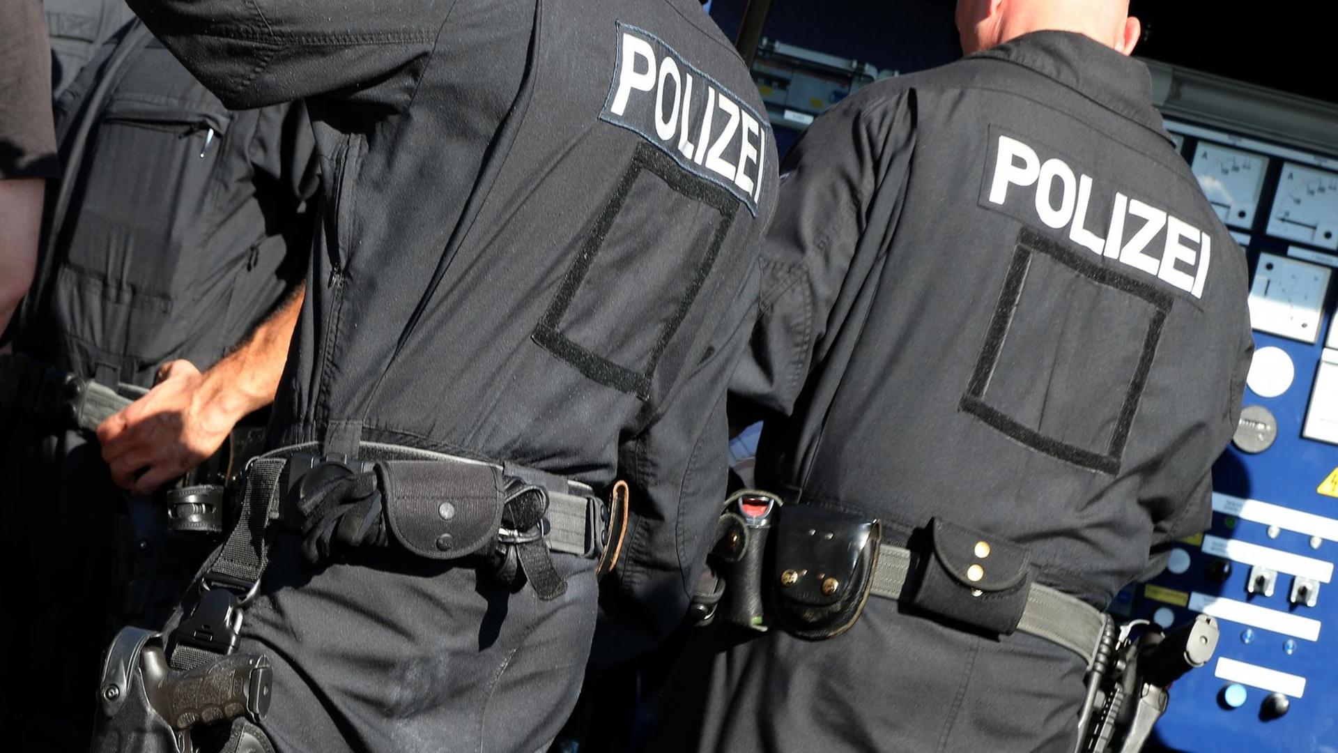 Zwei Bundespolizisten in der Rückansicht Zwei Bundespolizisten in der Rückansicht