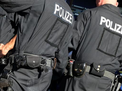Zwei Bundespolizisten in der Rückansicht