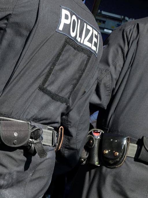 Zwei Bundespolizisten in der Rückansicht