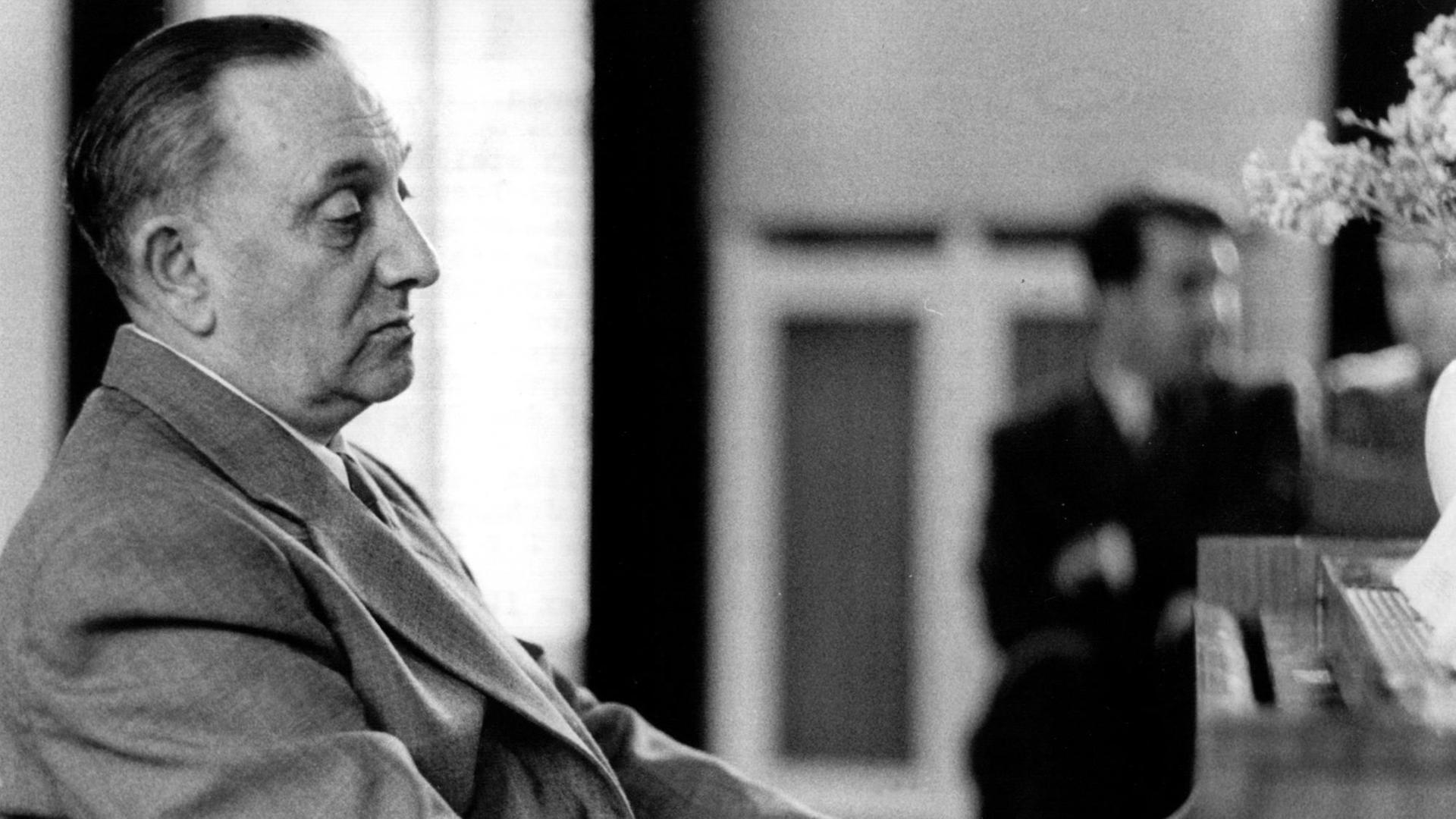 Der ungarische Komponist Paul Abraham (u.a. die Operette "Die Blume von Hawaii") gibt während seines Aufenthalts im Universitätskrankenhaus in Hamburg-Eppendorf am 28. Juni 1956 ein kleines Konzert für die Hamburger Presse. Der ungarische Komponist Paul Abraham (u.a. die Operette "Die Blume von Hawaii") gibt während seines Aufenthalts im Universitätskrankenhaus in Hamburg-Eppendorf am 28. Juni 1956 ein kleines Konzert für die Hamburger Presse.