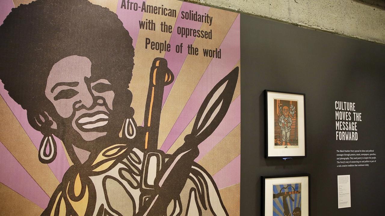Ein Poster, gestaltet von Emory Douglas, hängt in einer Ausstellung im Oakland Museum of California. Ein Poster, gestaltet von Emory Douglas, hängt in einer Ausstellung im Oakland Museum of California.