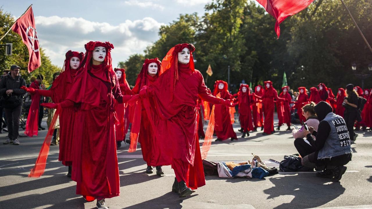 07.10.2019,Berlin: Die Aktivisten der "Red Rebel Brigade" kommen zu einer Performance an die Blockade der Extinction Rebellion am Grossen Stern. Mit den weltweit stattfindenden Aktionen wollen die Aktivisten die Regierungen zu Veraenderungen im Klimaschutz bewegen. | Verwendung weltweit 07.10.2019,Berlin: Die Aktivisten der "Red Rebel Brigade" kommen zu einer Performance an die Blockade der Extinction Rebellion am Grossen Stern. Mit den weltweit stattfindenden Aktionen wollen die Aktivisten die Regierungen zu Veraenderungen im Klimaschutz bewegen. | Verwendung weltweit