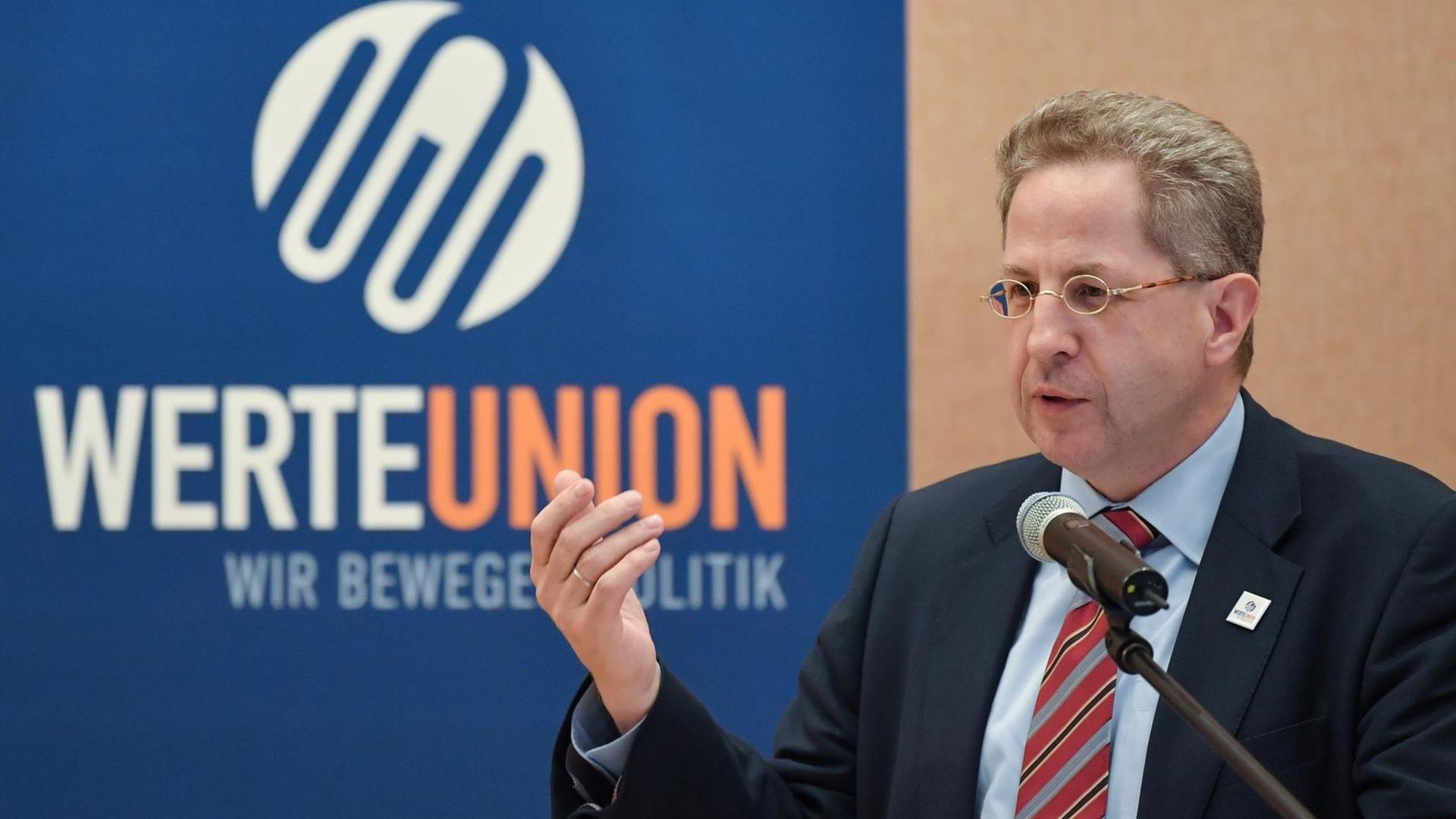 Der ehemalige Verfassungsschutzpräsident Hans-Georg Maaßen (CDU) vor einem Plakat der Werteunion Der ehemalige Verfassungsschutzpräsident Hans-Georg Maaßen (CDU) vor einem Plakat der Werteunion