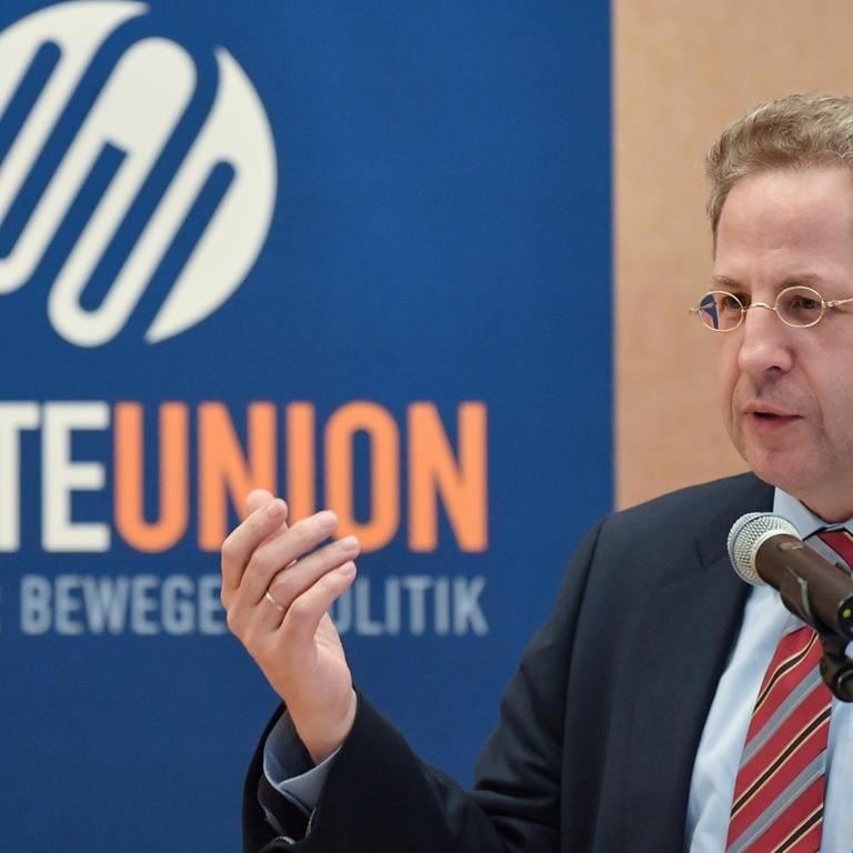 Der ehemalige Verfassungsschutzpräsident Hans-Georg Maaßen (CDU) vor einem Plakat der Werteunion