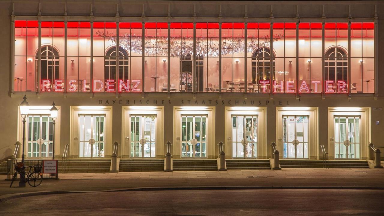 Abendlich erleuchtetes Residenztheater am Max-Joseph-Platz in München. Abendlich erleuchtetes Residenztheater am Max-Joseph-Platz in München.