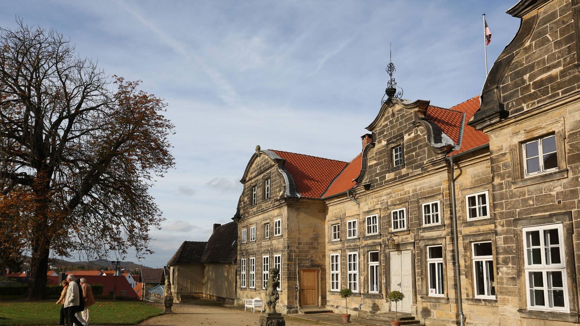 Der Braunschweiger Löwe vor dem kleinen Schloss Blankenburg im Harz Der Braunschweiger Löwe vor dem kleinen Schloss Blankenburg im Harz