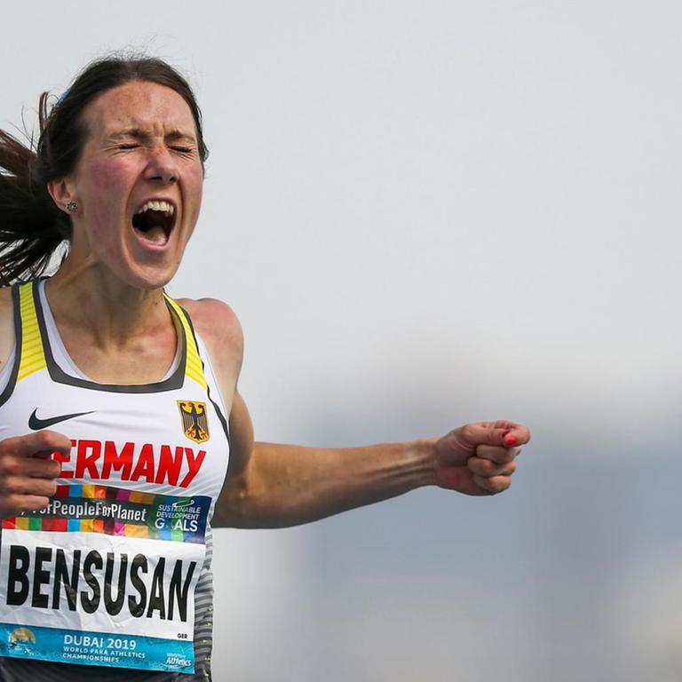 Irmgard Bensusan gewinnt während der Para-Leichtathletik-WM in Dubai Gold über 200 Meter.