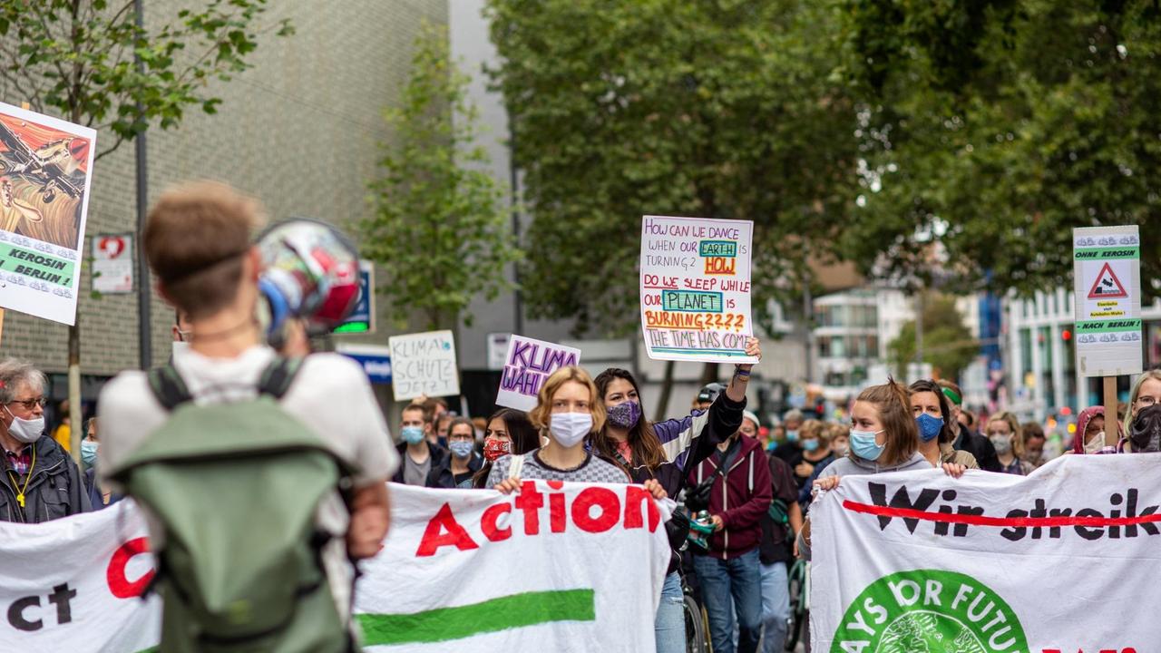 Junge Aktivisten der Fridays for Future Bewegung in Köln. Junge Aktivisten der Fridays for Future Bewegung in Köln.