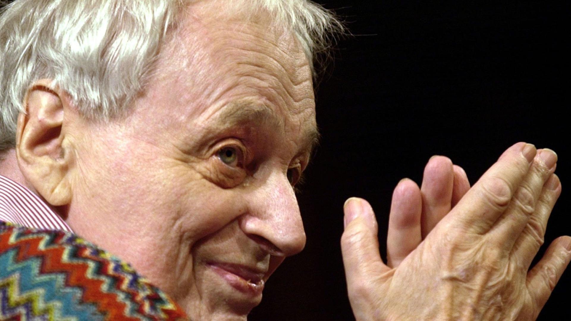 Der Komponist György Ligeti während seiner Dankesrede am 13.9.2003 in Frankfurt, nachdem er mit dem Theodor W. Adorno-Preis ausgezeichnet wurde. Der Komponist György Ligeti während seiner Dankesrede am 13.9.2003 in Frankfurt, nachdem er mit dem Theodor W. Adorno-Preis ausgezeichnet wurde.