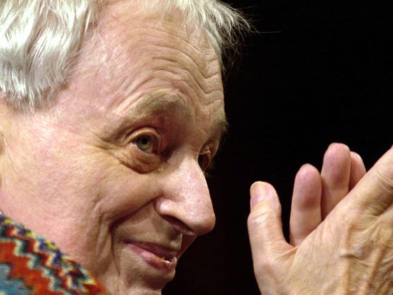 Der Komponist György Ligeti während seiner Dankesrede am 13.9.2003 in Frankfurt, nachdem er mit dem Theodor W. Adorno-Preis ausgezeichnet wurde.