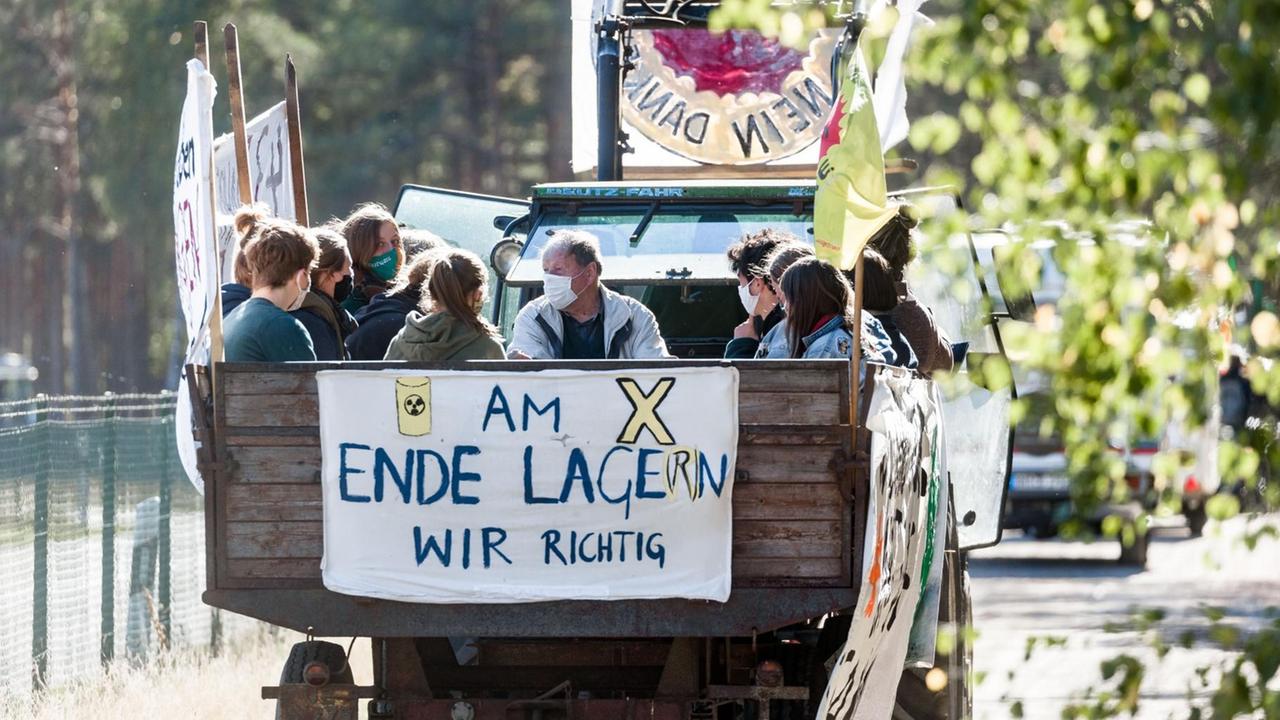 Ein Traktor mit einem Transparent mit der Aufschrift "Am Ende lage(r)n wir richtig" startet zu einer Rundfahrt um das Erkundungsberkwerk in Gorleben, wo die Bürgerinitiative Umweltschutz Lüchow-Dannenberg das Ausscheiden Gorlebens aus dem Suchverfahren für ein nationales Endlager mit einer Demonstration feiert.