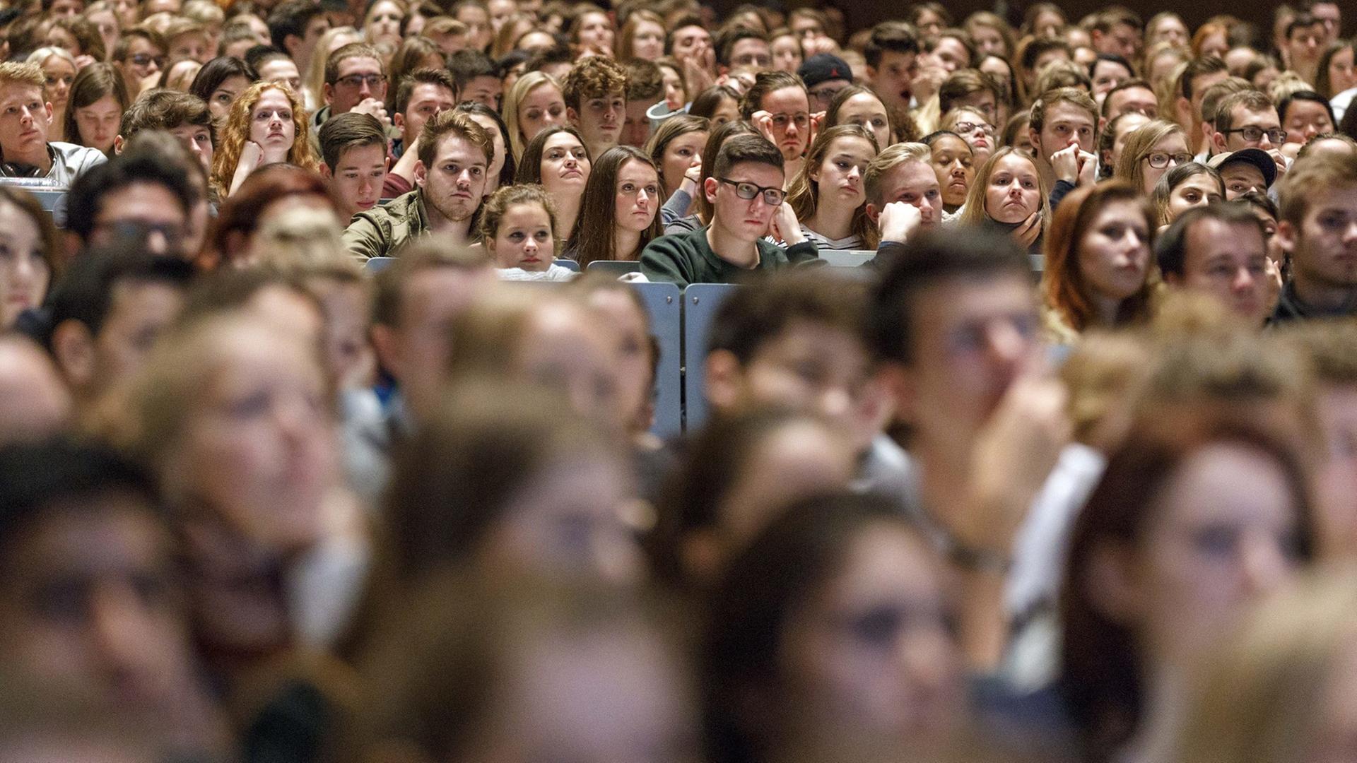Blick in einen Hörsaal voller Studenten: Erstsemester-Begrüßung an der Universität zu Köln Blick in einen Hörsaal voller Studenten: Erstsemester-Begrüßung an der Universität zu Köln