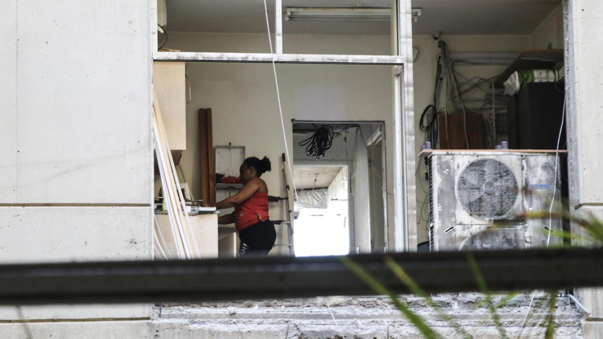 Eine Frau in einer zerstörten Wohnung in Beirut, der Hauptstadt des Libanon. Eine Frau in einer zerstörten Wohnung in Beirut, der Hauptstadt des Libanon.
