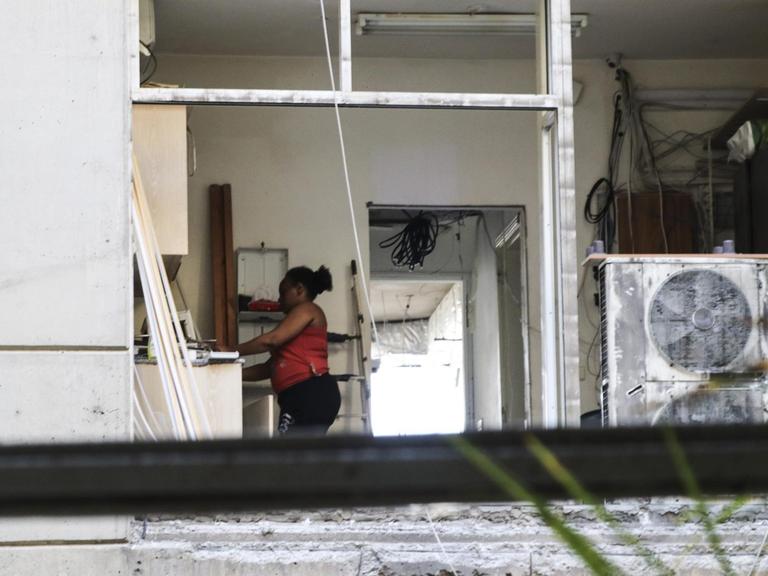 Eine Frau in einer zerstörten Wohnung in Beirut, der Hauptstadt des Libanon.