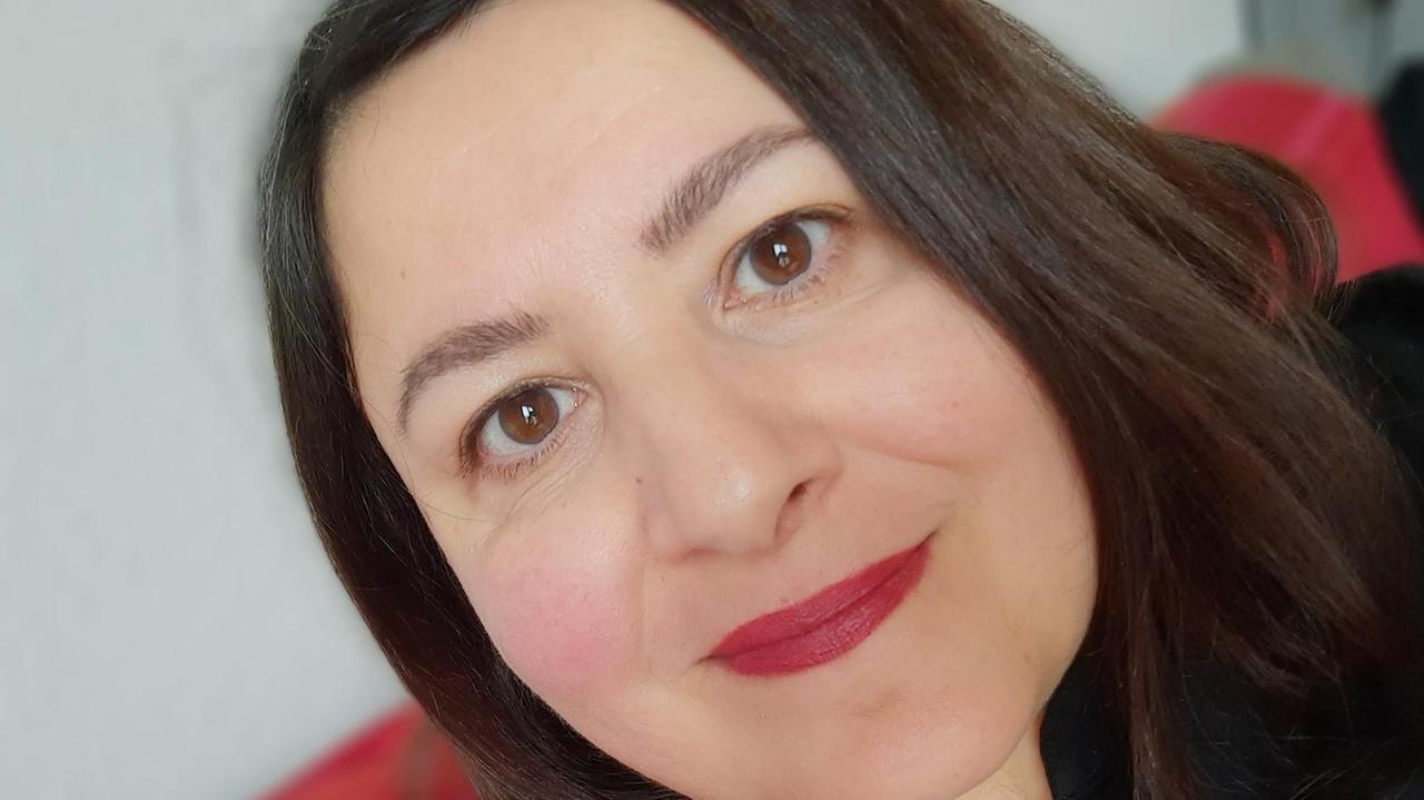 Fatma Sagir blickt in die Kamara. Sie hat dunkle. glatte Haate und trägt ein schwarzes Oberteil. Im Hintergrund ist eine rote Fläche. Fatma Sagir blickt in die Kamara. Sie hat dunkle. glatte Haate und trägt ein schwarzes Oberteil. Im Hintergrund ist eine rote Fläche.