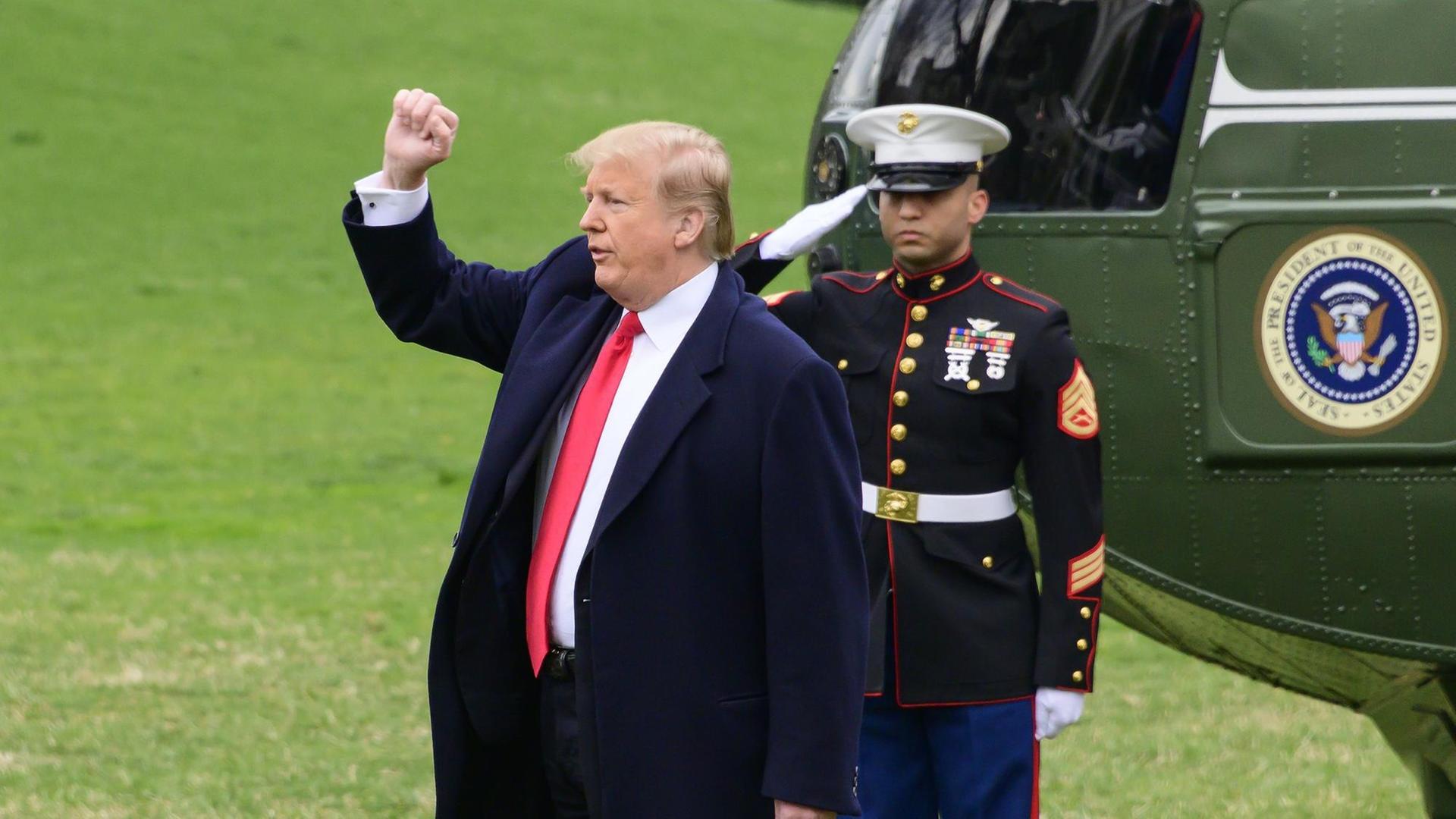 US-Präsident Donald J. Trump vor dem Hubschrauber Marine One. Er hebt die rechte Hand und ballt eine Faust. US-Präsident Donald J. Trump vor dem Hubschrauber Marine One. Er hebt die rechte Hand und ballt eine Faust.