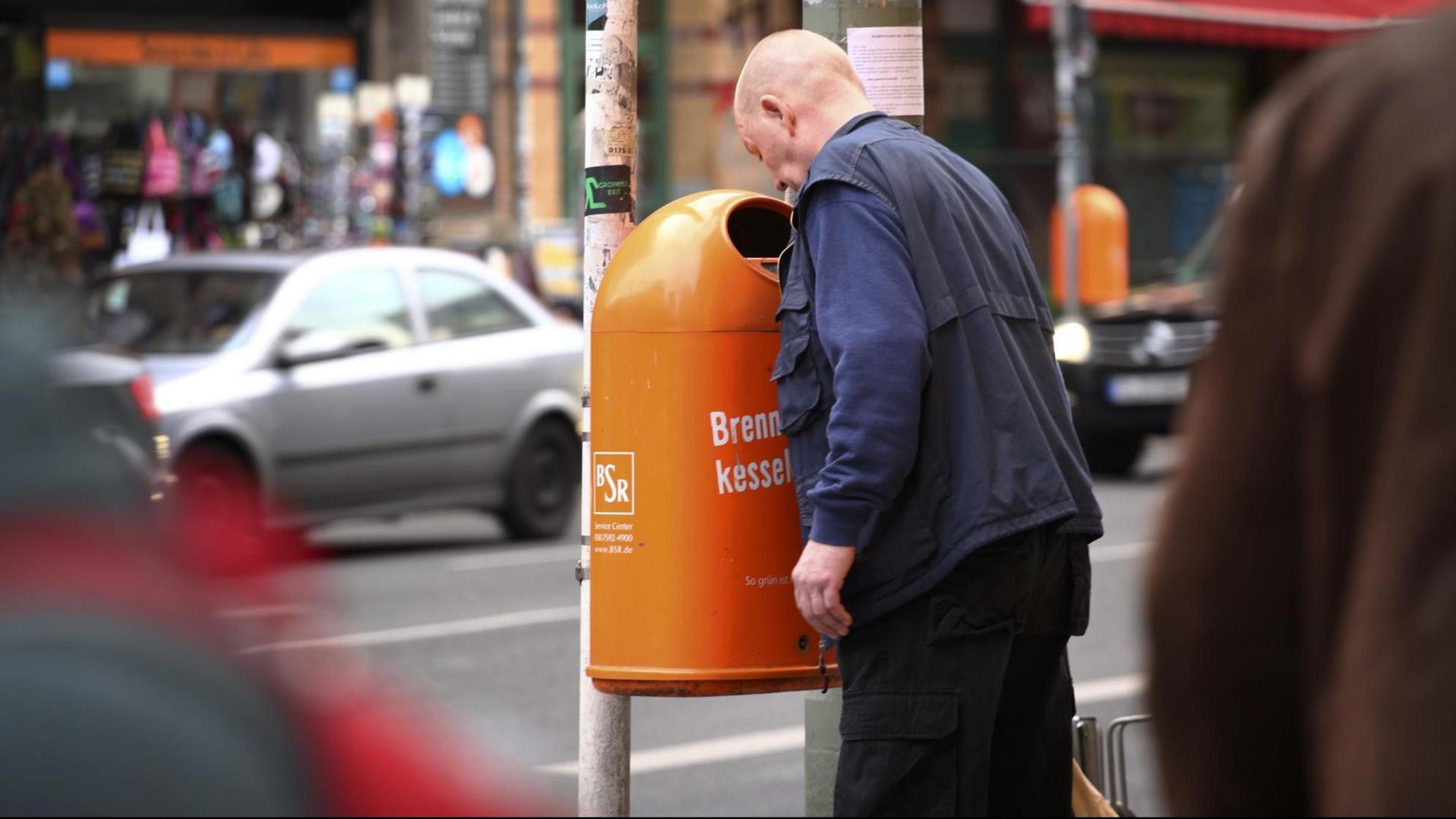 Ein Mann sucht in Berlin in einem Papierkorb nach Pfandflaschen oder Pfanddosen (Symbolbild) Ein Mann sucht in Berlin in einem Papierkorb nach Pfandflaschen oder Pfanddosen (Symbolbild)
