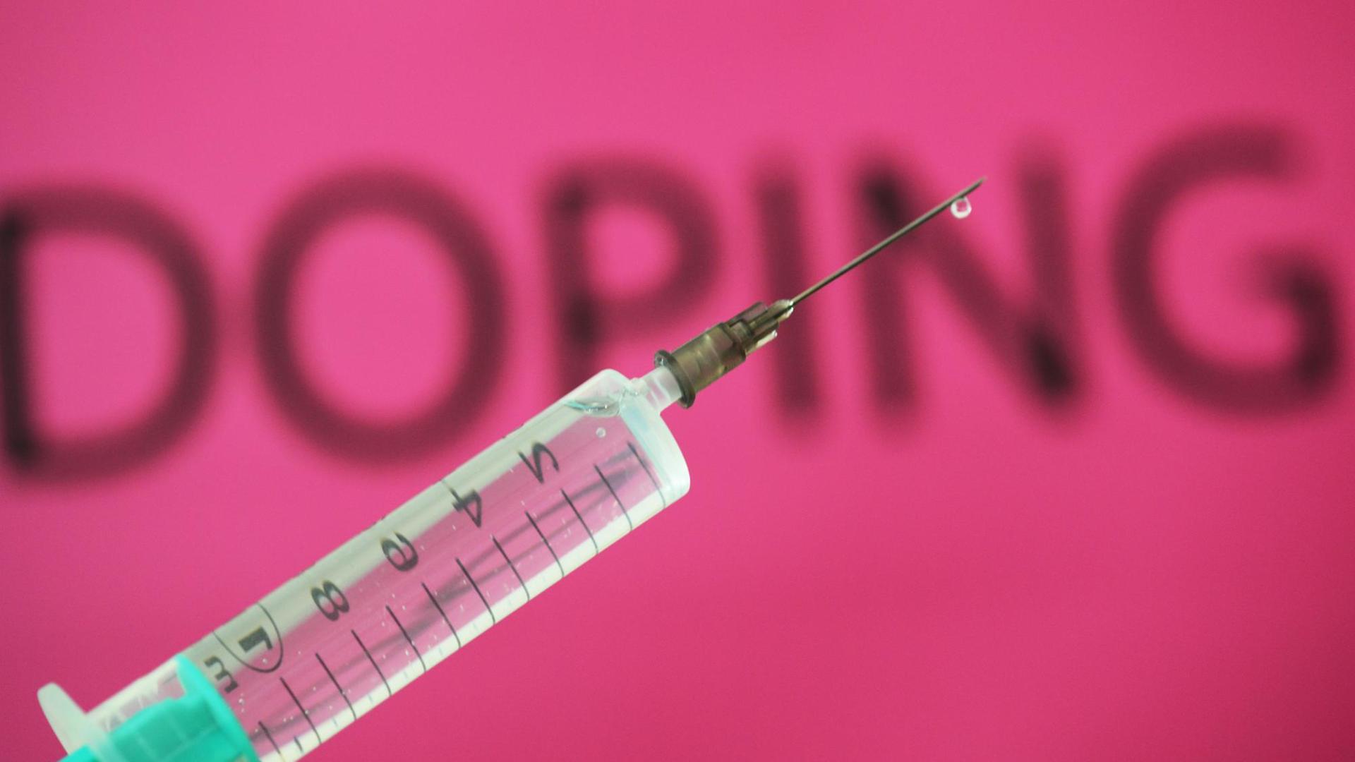 Eine Spritze ist vor dem Wort "Doping" zu sehen. Illustration Eine Spritze ist vor dem Wort "Doping" zu sehen. Illustration
