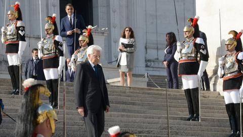 Der italienische Präsident Sergio Mattarella steigt eine Treppe herab.