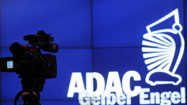 Eine Kamera steht bei der Preisverleihung des ADAC vor einem Logo mit dem "Gelben Engel".