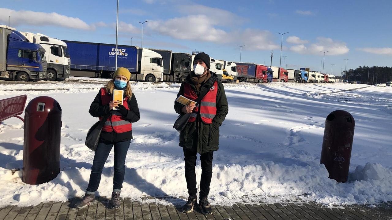 Michael Wahl (r.) und Agnieszka Misiukvom DGB-Projekt Faire Mobilität auf der Raststätte Michendorf Michael Wahl (r.) und Agnieszka Misiukvom DGB-Projekt Faire Mobilität auf der Raststätte Michendorf