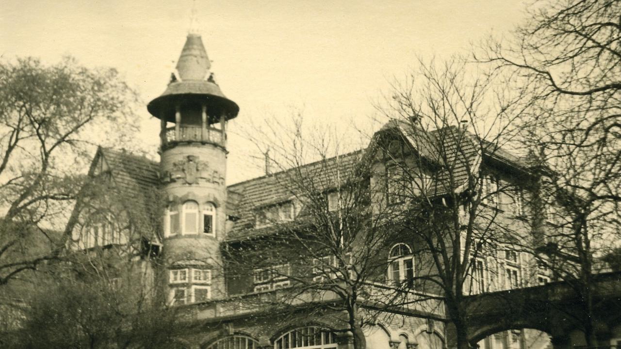 Ein altes Foto zeigt eine Außensicht des ersten Schulgebäudes der Waldorfschule in Stuttgart um das Jahr 1930. 