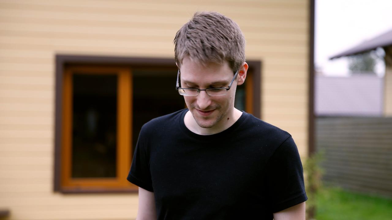 Edward Snowden in einer Szene des Dokumentarfilms «Citizenfour» (undatierte Filmszene). Laura Poitras half Edward Snowden, das Ausmaß der Überwachung durch amerikanische Geheimdienste aufzudecken. Nun ist ihr Dokumentarfilm «Citizenfour» fertig. Das Werk will mehr sein als ein «Snowden-Film». Edward Snowden in einer Szene des Dokumentarfilms «Citizenfour» (undatierte Filmszene). Laura Poitras half Edward Snowden, das Ausmaß der Überwachung durch amerikanische Geheimdienste aufzudecken. Nun ist ihr Dokumentarfilm «Citizenfour» fertig. Das Werk will mehr sein als ein «Snowden-Film».