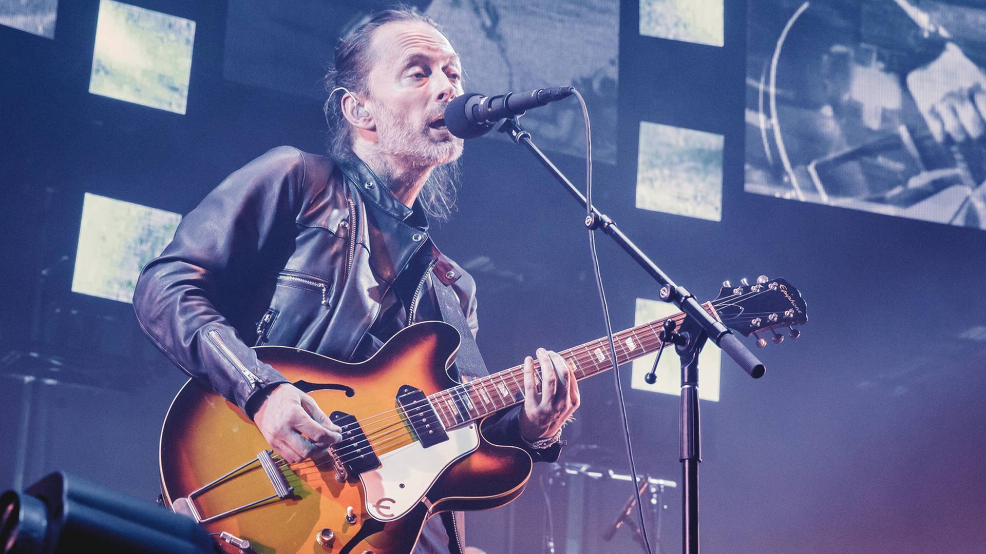 Thom Yorke bei einem Konzert mit seiner Band Radiohead in Paris am 23. Mai 2016 . Thom Yorke bei einem Konzert mit seiner Band Radiohead in Paris am 23. Mai 2016 .