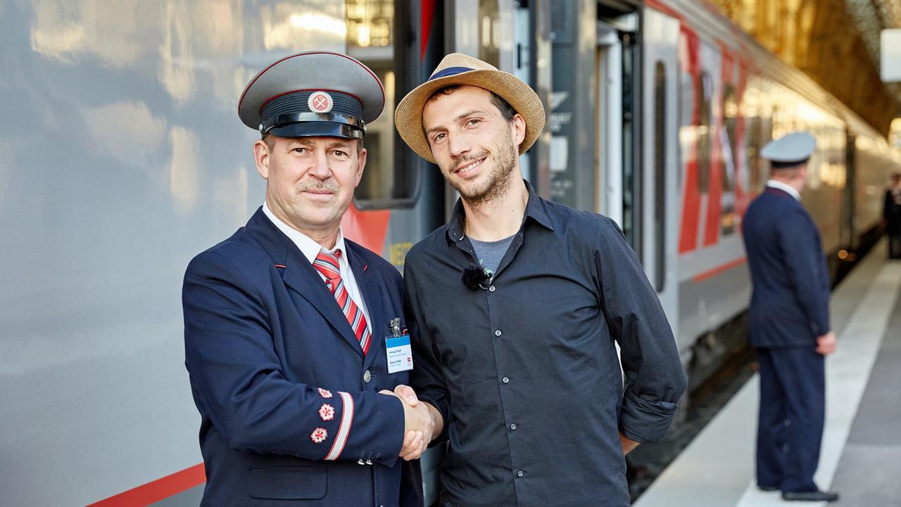 Alexander Petrowitsch und Philipp Lemmerich posieren für ein Foto. Alexander Petrowitsch und Philipp Lemmerich posieren für ein Foto.