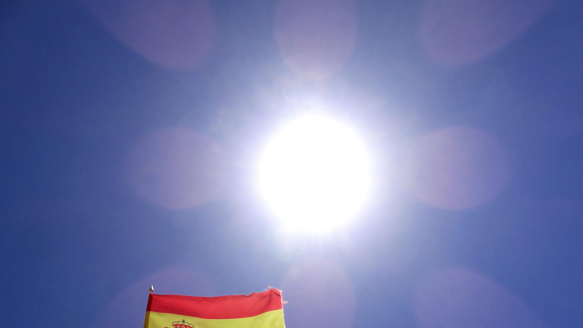 Die Spanische Flagge weht am 05.06.2013 an der Costa Calma (Fuerteventura) unter der am wolkenlosen Himmel stehenden Sonne. Die Spanische Flagge weht am 05.06.2013 an der Costa Calma (Fuerteventura) unter der am wolkenlosen Himmel stehenden Sonne.