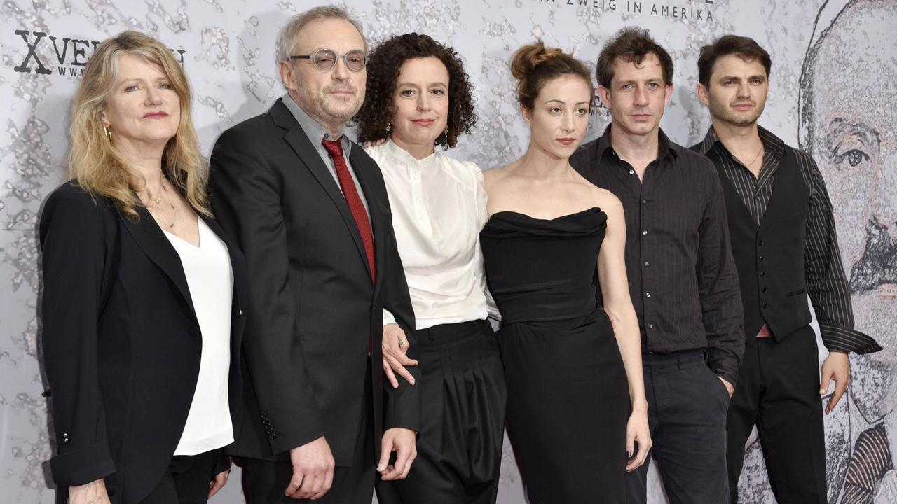 Barbara Sukowa, Josef Hader, Maria Schrader, Aenne Schwarz, Andre Szymanski und Lenn Kudrjawizki bei der Premiere des Kinofilms "Vor der Morgenröte" im Delphi Filmpalast, Berlin. Barbara Sukowa, Josef Hader, Maria Schrader, Aenne Schwarz, Andre Szymanski und Lenn Kudrjawizki bei der Premiere des Kinofilms "Vor der Morgenröte" im Delphi Filmpalast, Berlin.