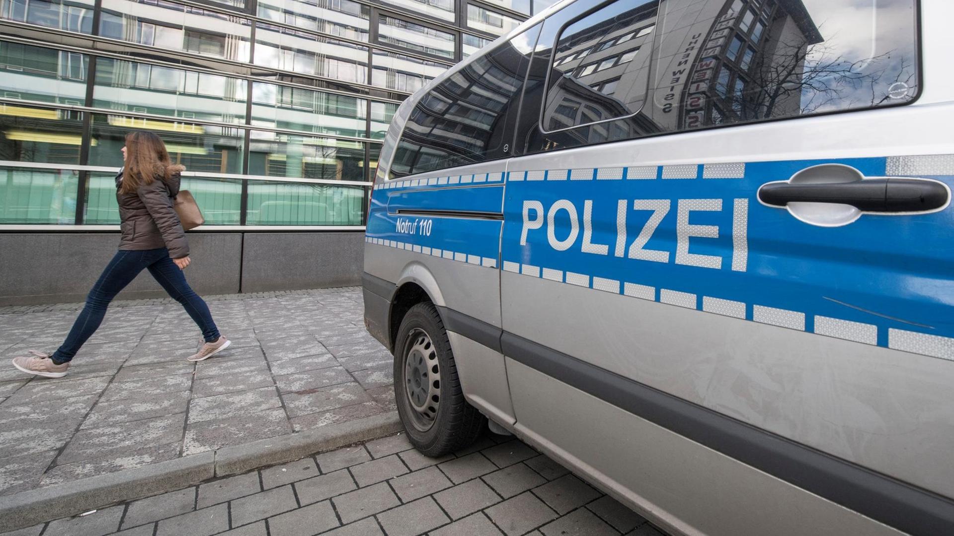 Ein Polizeiwagen steht vor dem 1. Polizeirevier auf der Zeil in Frankfurt am Main.