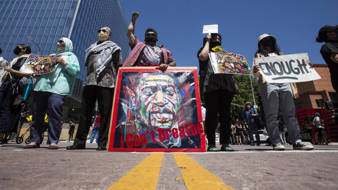 June 8, 2020, Los Angeles, California, U.S: Demonstrators take part in a procession to honor the life of George Floyd on Monday. Floyd died in police custody on Memorial Day in Minneapolis. Los Angeles U.S. - ZUMAc68 20200608zafc68008 Copyright: xRingoxChiux June 8, 2020, Los Angeles, California, U.S: Demonstrators take part in a procession to honor the life of George Floyd on Monday. Floyd died in police custody on Memorial Day in Minneapolis. Los Angeles U.S. - ZUMAc68 20200608zafc68008 Copyright: xRingoxChiux