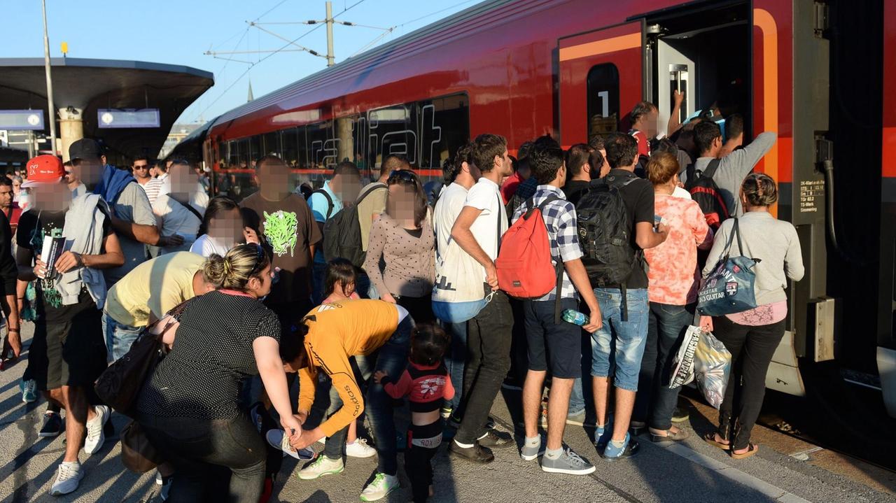 Eine Flüchtlingsmenge drängt sich vor der offenen Zugtür. Eine Flüchtlingsmenge drängt sich vor der offenen Zugtür.