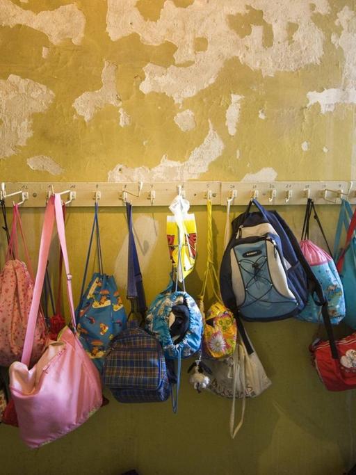 Rucksäcke hängen an einer Garderoba in einer sanierungsbedürftigen Grundschule in Berlin (13.02.2009).