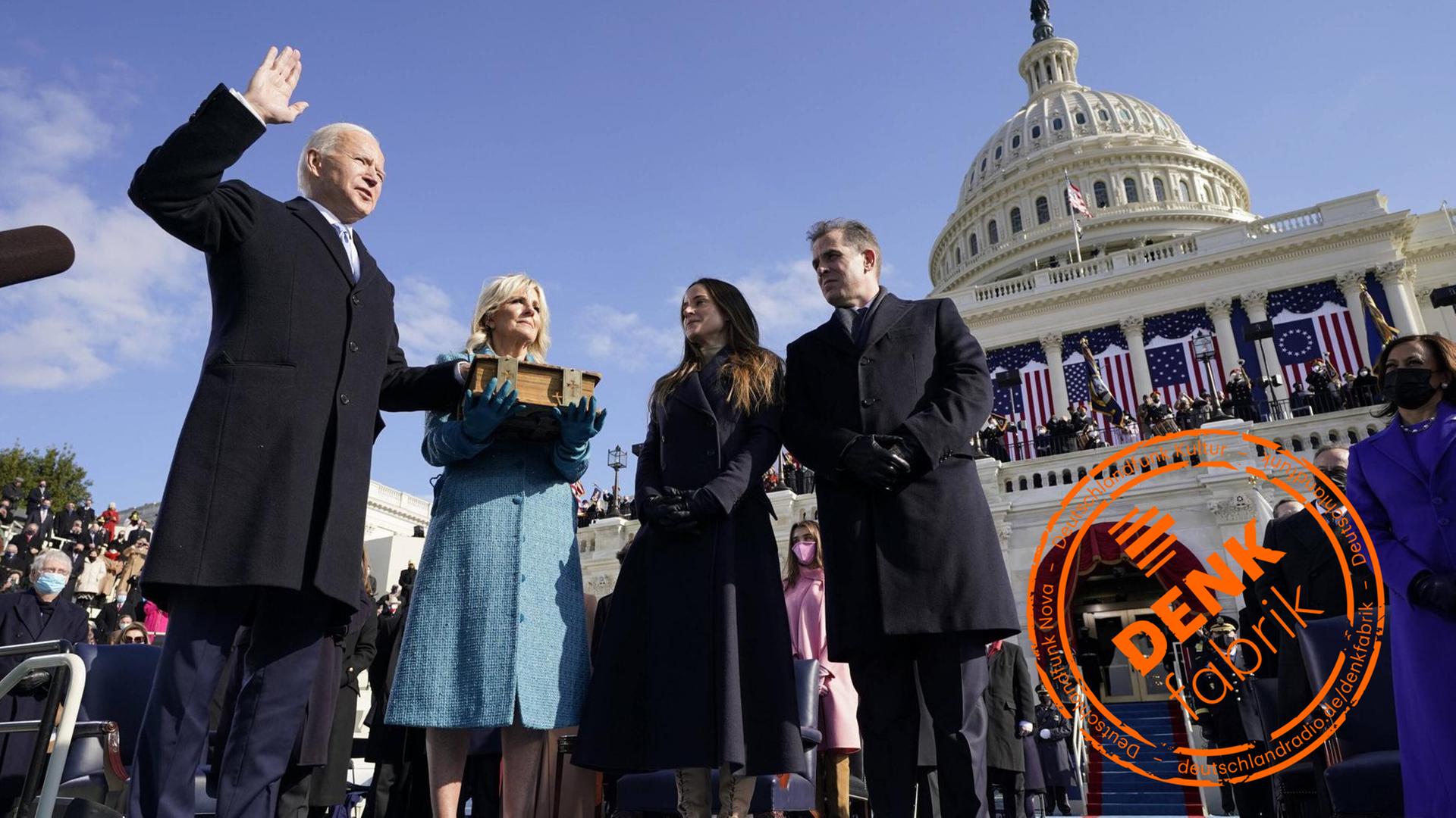 Joe Biden wird mit Hand auf der Bibel als 46. Präsident der USA vereidigt. Im Hintergrund ist das Capitol zu sehen. Joe Biden wird mit Hand auf der Bibel als 46. Präsident der USA vereidigt. Im Hintergrund ist das Capitol zu sehen.