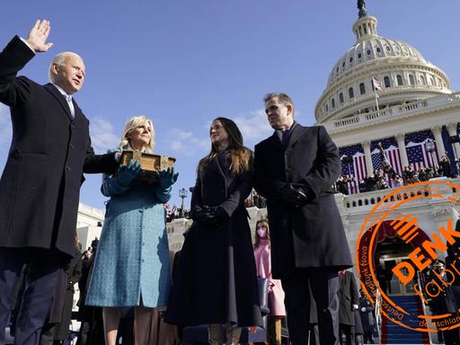 Joe Biden wird mit Hand auf der Bibel als 46. Präsident der USA vereidigt. Im Hintergrund ist das Capitol zu sehen.