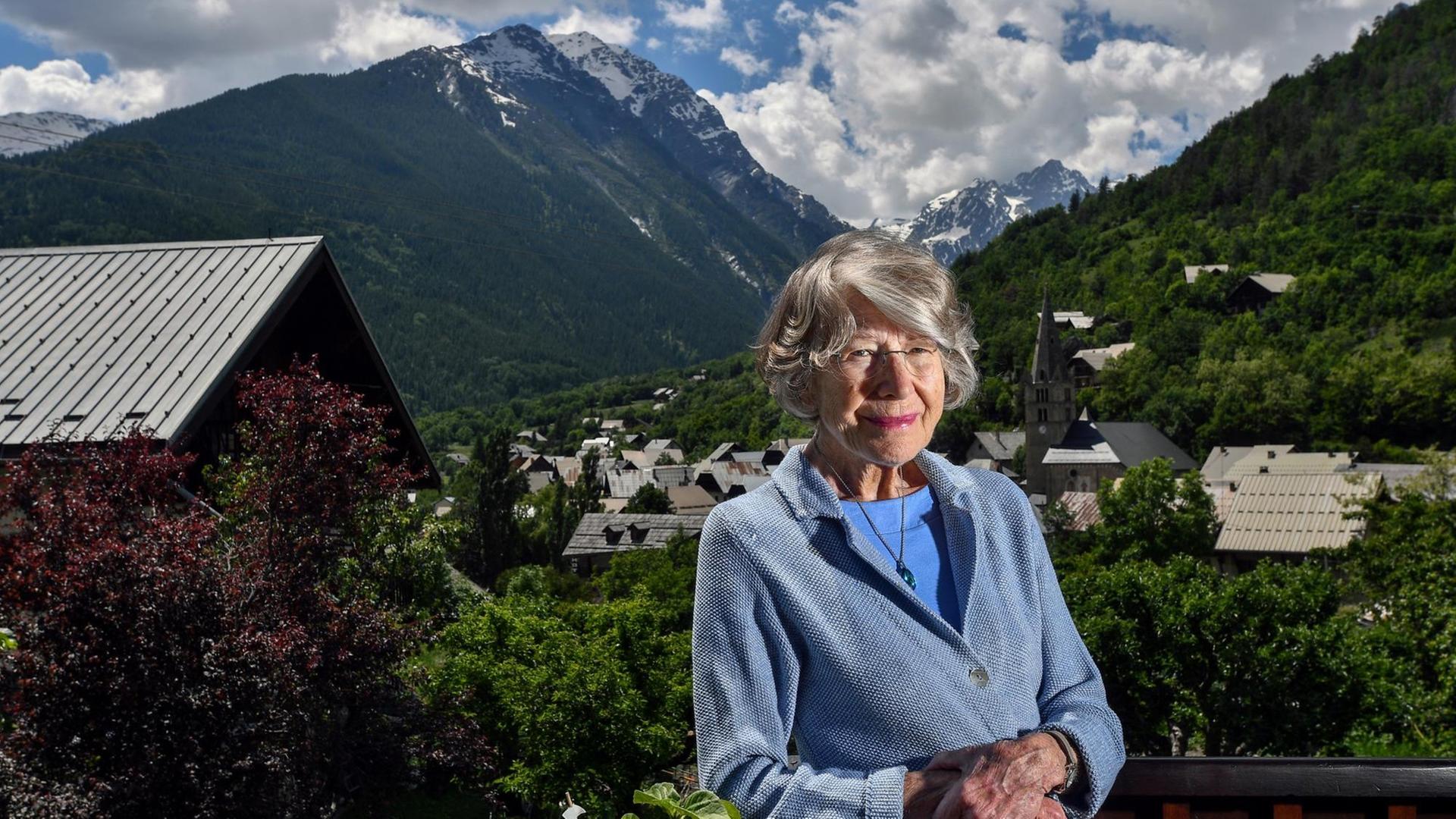 Französische Theologin Anne Soupa vor einem Bergpanorama Französische Theologin Anne Soupa vor einem Bergpanorama