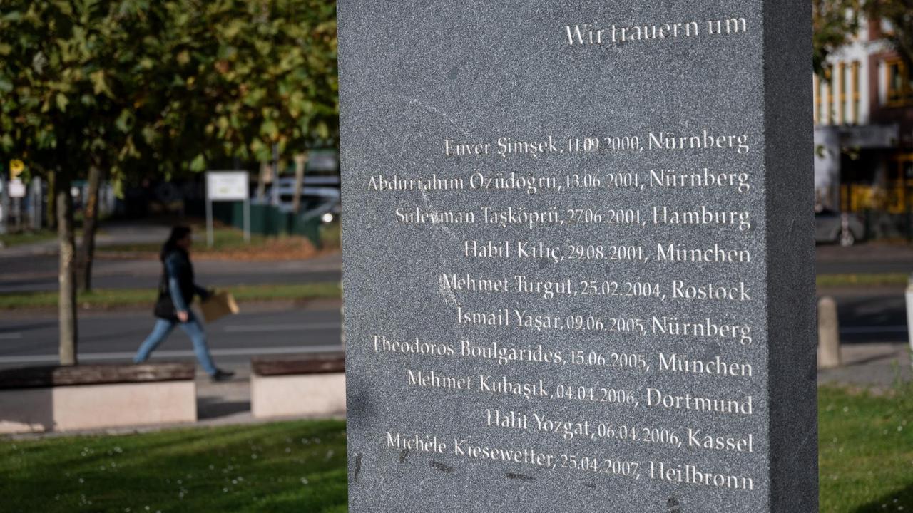 Ein Gedenkstein erinnert an die Opfer des NSU, namentlich: Enver Şimşek, Abdurrahim Özüdoğru, Süleyman Taşköprü, Habil Kılıç, Mehmet Turgut, İsmail Yaşar, Theodoros Boulgarides und Mehmet Kubaşık. Ein Gedenkstein erinnert an die Opfer des NSU, namentlich: Enver Şimşek, Abdurrahim Özüdoğru, Süleyman Taşköprü, Habil Kılıç, Mehmet Turgut, İsmail Yaşar, Theodoros Boulgarides und Mehmet Kubaşık.