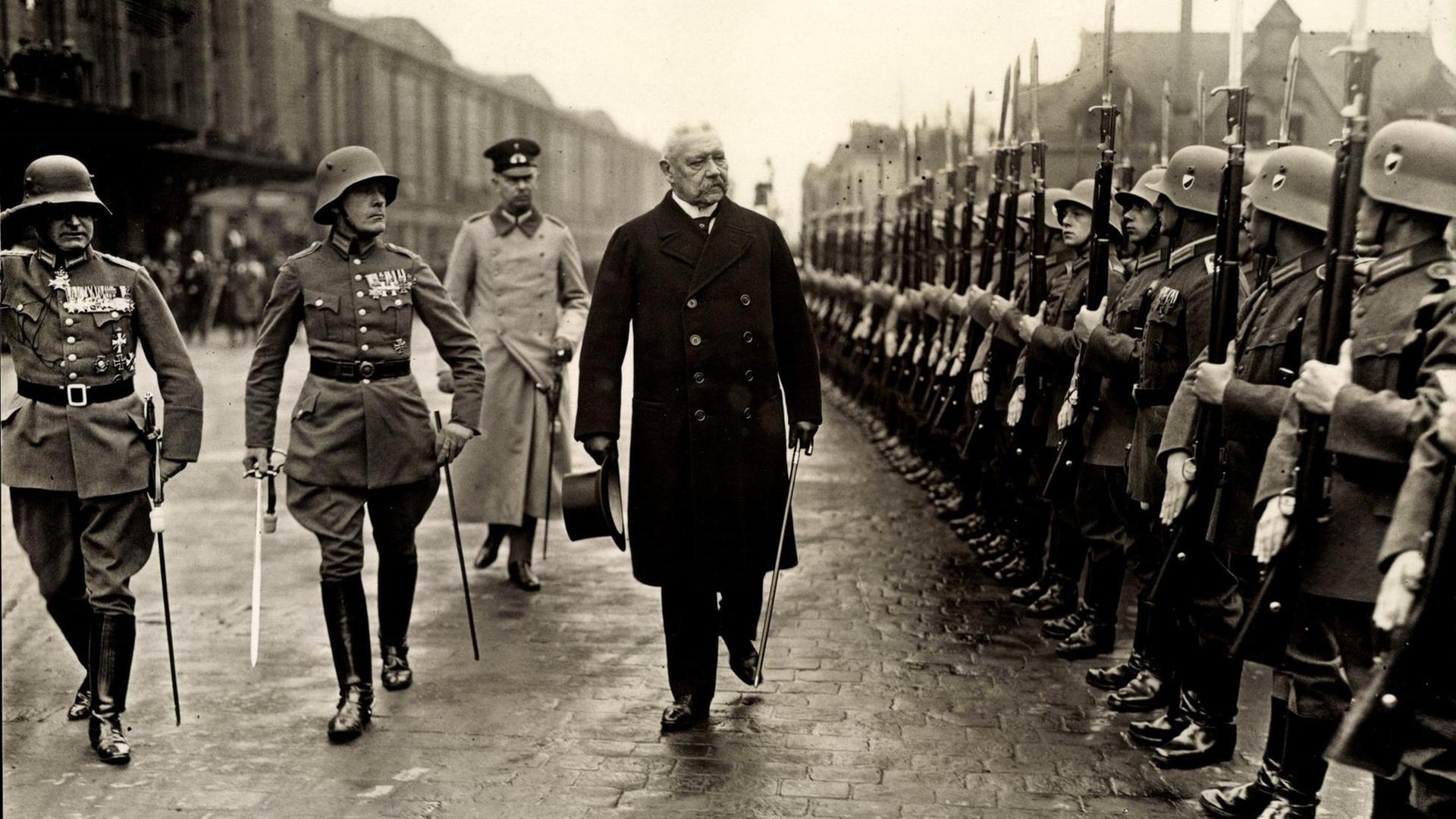 Die historische Schwarz-Weiß-Aufnahe zeigt Reichspräsident Paul von Hindenburg mit einer Ehrenkompanie am Leipziger Bahnhof. Die historische Schwarz-Weiß-Aufnahe zeigt Reichspräsident Paul von Hindenburg mit einer Ehrenkompanie am Leipziger Bahnhof.