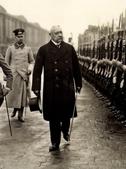 Die historische Schwarz-Weiß-Aufnahe zeigt Reichspräsident Paul von Hindenburg mit einer Ehrenkompanie am Leipziger Bahnhof.