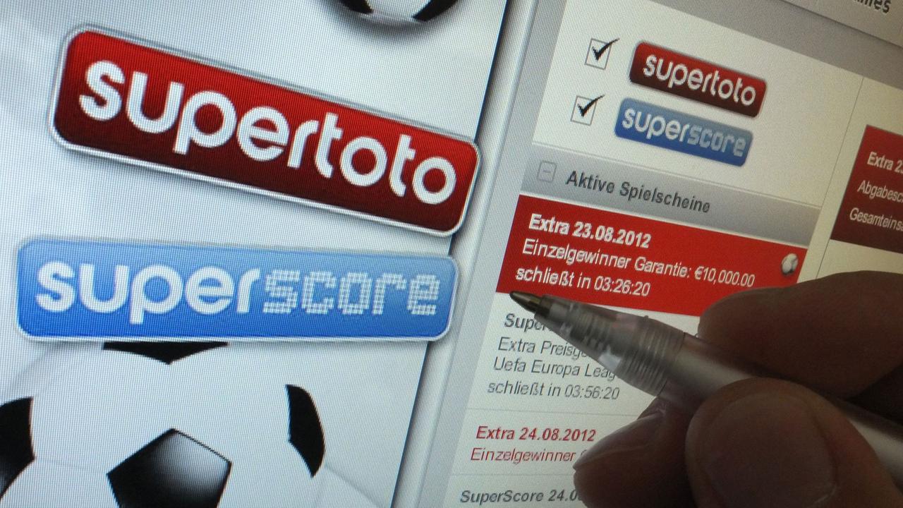 Ein Mann schaut sich eine Internetseite für Online-Wetten an. Ein Mann schaut sich eine Internetseite für Online-Wetten an.