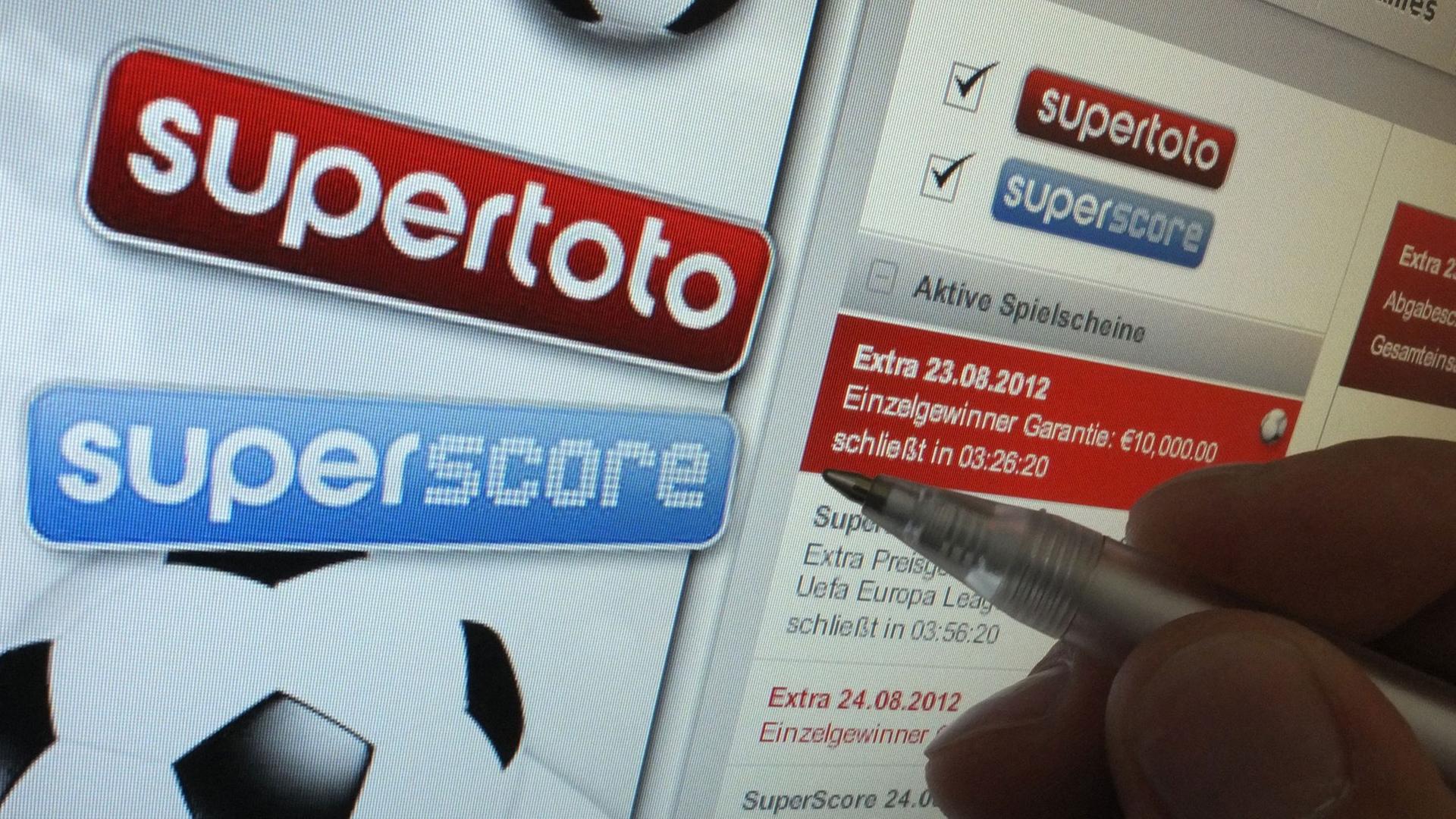 Ein Mann schaut sich eine Internetseite für Online-Wetten an. Ein Mann schaut sich eine Internetseite für Online-Wetten an.