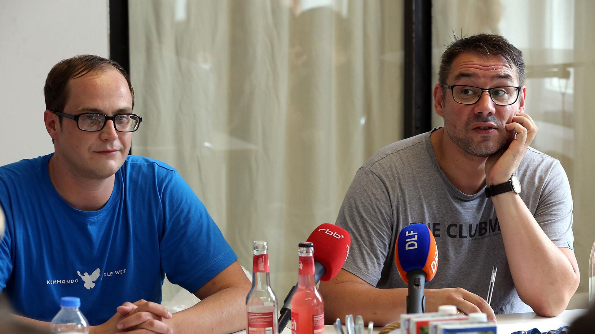 Martin Hüttmann (l) und Jens Schwan beantworten am 22.07.2015 auf einer Pressekonferenz in Berlin Fragen von Journalisten zur Technoparade "Zug der Liebe" am 25. Juli in Berlin. Foto: Wolfgang Kumm/dpa Martin Hüttmann (l) und Jens Schwan beantworten am 22.07.2015 auf einer Pressekonferenz in Berlin Fragen von Journalisten zur Technoparade "Zug der Liebe" am 25. Juli in Berlin. Foto: Wolfgang Kumm/dpa