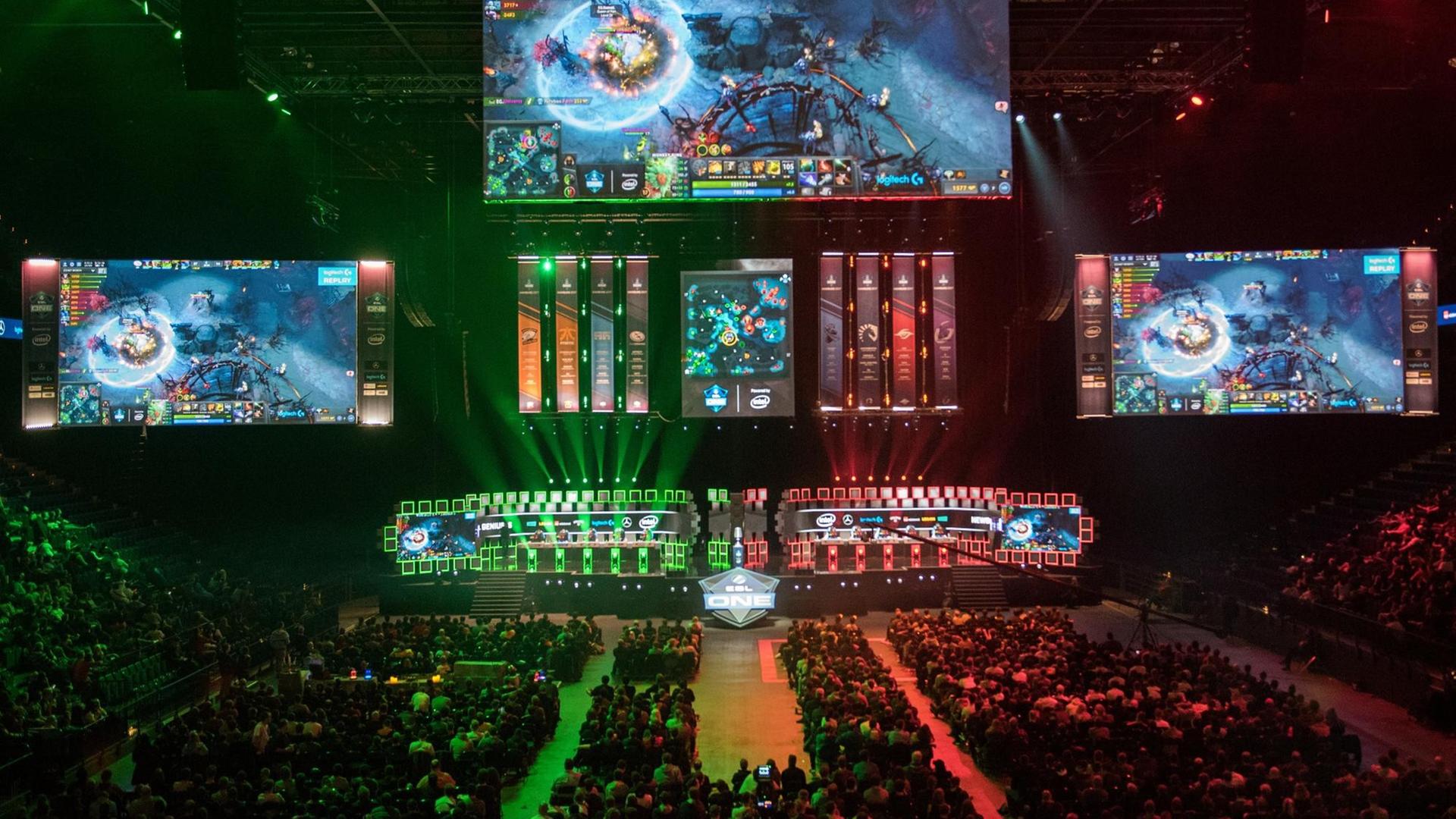 Teilnehmer des E-Sport-Events "ESL One Hamburg" spielen am 28.10.2017 in Hamburg in der Barclaycard Arena das Computerspiel "Dota 2". Die Veranstaltung ist eines der größten E-Sport-Events in Deutschland, gespielt wird um Preisgelder in Höhe von einer Million US-Dollar. Teilnehmer des E-Sport-Events "ESL One Hamburg" spielen am 28.10.2017 in Hamburg in der Barclaycard Arena das Computerspiel "Dota 2". Die Veranstaltung ist eines der größten E-Sport-Events in Deutschland, gespielt wird um Preisgelder in Höhe von einer Million US-Dollar.