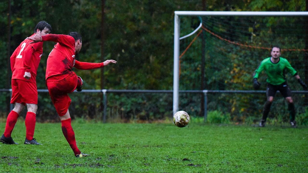 Eine Spielszene aus einem hessischen Kreisliga-Spiel zwischen dem FC Buedesheim gegen Victoria Heldenbergen. Eine Spielszene aus einem hessischen Kreisliga-Spiel zwischen dem FC Buedesheim gegen Victoria Heldenbergen.