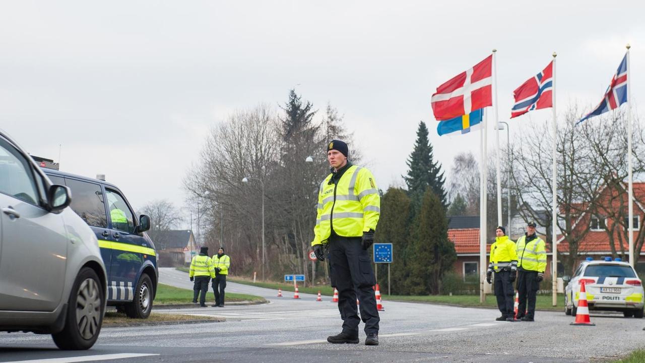 Man sieht dänische Polizisten am Grenzübergang Harrislee in Schleswig-Holstein.